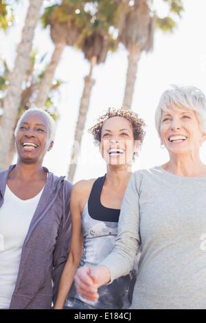 Le donne anziane power walking all'aperto Foto Stock