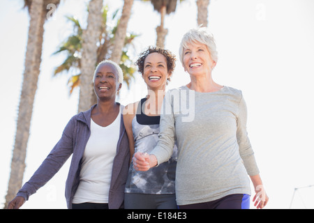 Le donne anziane passeggiate all'aperto Foto Stock