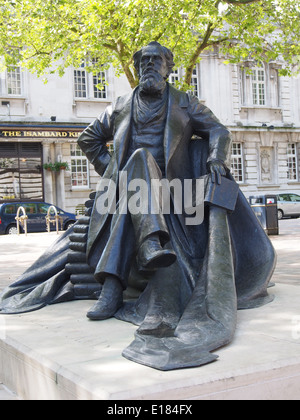 Solo la statua di Charles Dickens nel Regno Unito, alla Guildhall square nella sua città natale di Portsmouth, Inghilterra. Foto Stock