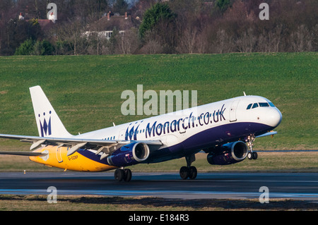 Airbus A321 della Monarch Airlines decollo dall'Aeroporto Internazionale di Birmingham Foto Stock