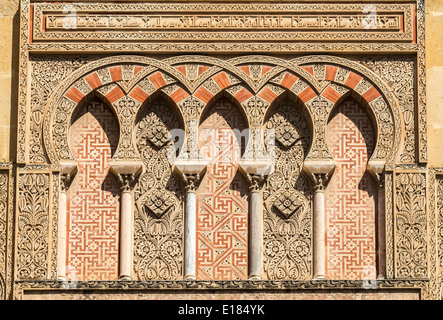 Scolpita in pietra e decorazioni in cotto sulla facciata occidentale della Grande Moschea, la Mezquita, a Cordoba, Spagna Foto Stock