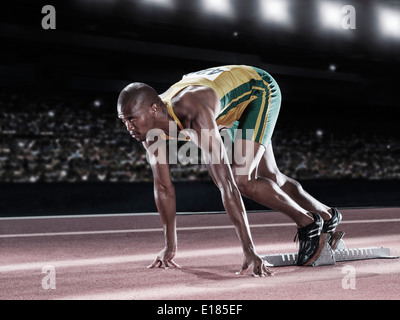 Runner pronti alla linea di partenza sulla via Foto Stock