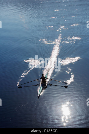 L'uomo canottaggio sul lago Foto Stock