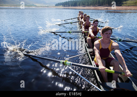 Il team di canottaggio scull canottaggio sul lago Foto Stock