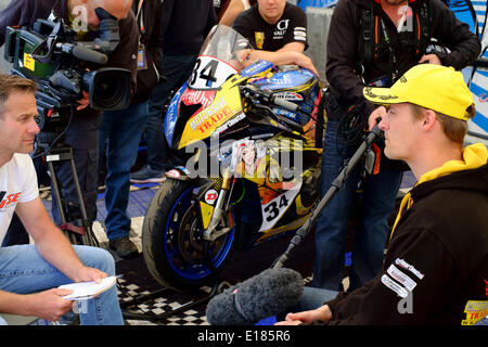 Douglas, Isola di Man 26 Maggio, 2014. Il pilota belga Laurent Hoffmann (destra) sta compiendo la sua isola di Man TT debutto in sella per la valle di ghiaccio Motorsave team. Credito: Daisy Corlett/Alamy Live News Foto Stock