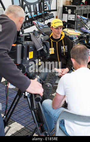 Douglas, Isola di Man 26 Maggio, 2014. Il pilota belga Laurent Hoffmann (centro) sta compiendo la sua isola di Man TT debutto in sella per la valle di ghiaccio Motorsave team. Credito: Daisy Corlett/Alamy Live News Foto Stock