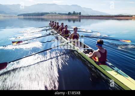 Il team di canottaggio scull canottaggio sul lago Foto Stock