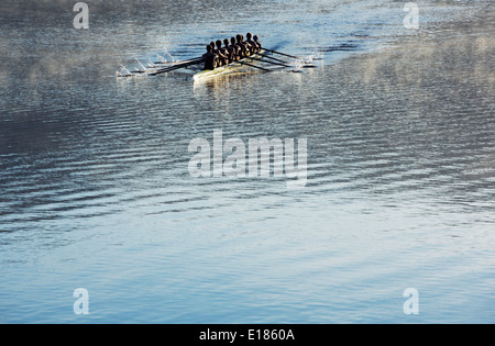 Il team di canottaggio scull canottaggio sul lago Foto Stock