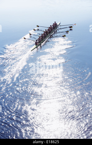 Il team di canottaggio scull canottaggio sul lago di sole Foto Stock