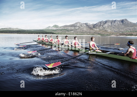 Il team di canottaggio scull canottaggio sul lago Foto Stock