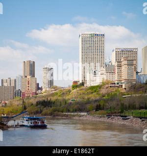 Lo skyline del centro di Edmonton, Alberta, Canada e il Nord del Fiume Saskatchewan. Louise McKinney Park in primo piano. Foto Stock