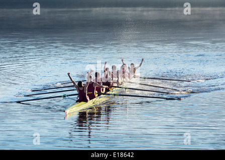 Il team di canottaggio a celebrare in scull sul lago Foto Stock