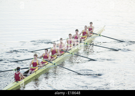 Il team di canottaggio scull canottaggio sul lago Foto Stock