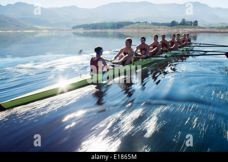 Il team di canottaggio scull canottaggio sul lago Foto Stock