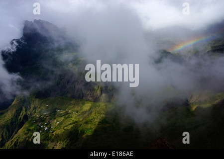 Rainbow nel Cirque de Mafate dal punto di vista Maido, La Réunion, Francia Foto Stock