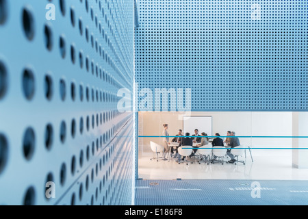 La gente di affari riuniti in una moderna sala conferenze Foto Stock