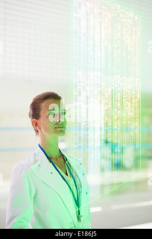 Malinconici medico in ospedale corridoio Foto Stock