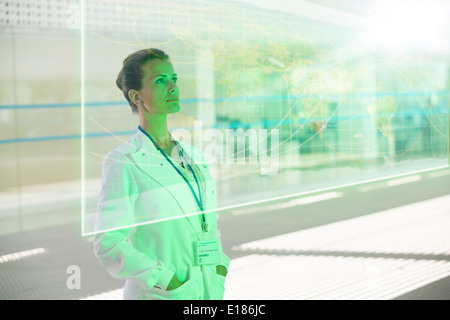 Malinconici medico in ospedale Foto Stock