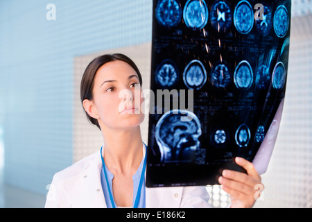 Medico serio esame di scansione cerebrale Foto Stock