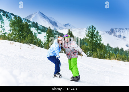 Due amici in piedi sul bilanciamento di snowboard Foto Stock