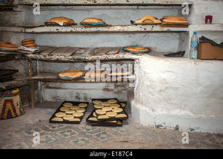 Panificio marocchino in Fez con vassoi riempiti con il pane su ripiani e piano Foto Stock