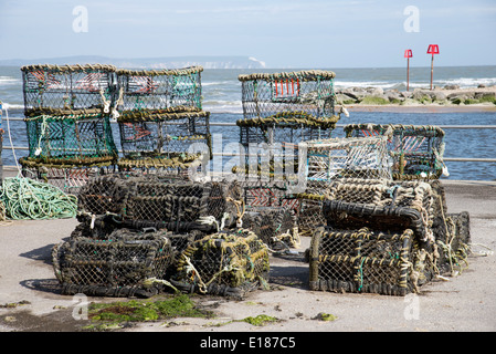 Granchi e aragoste pentole sul quay a Mudeford Dorset Inghilterra in background è l'Isola di Wight Foto Stock