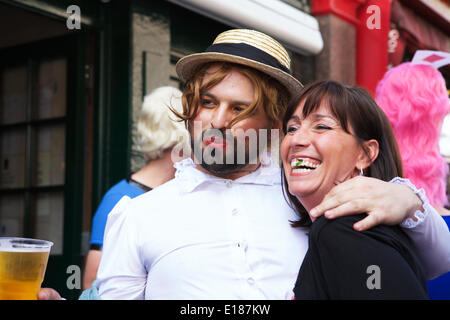 Soho, London, Regno Unito , 25 maggio 2014 . Gay uomo omosessuale indossando il costume partying / celebrare in Soho, Londra, Regno Unito. Credito: /Alamy Live News Foto Stock