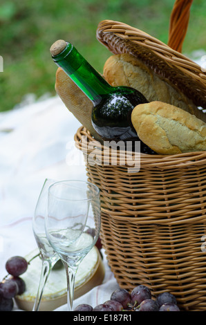 Cesto per pic-nic e il cibo nella foresta Foto Stock
