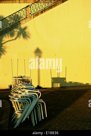 Cafe impilati e i tavoli e le sedie di sunrise in Sao Pedro de Alcantara giardini Lisbona Portogallo Europa occidentale Foto Stock