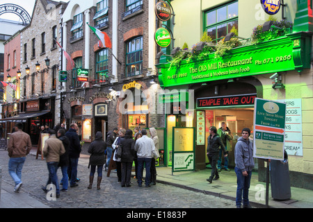 Irlanda, Dublino, Temple Bar, scene di strada, vita notturna, Foto Stock