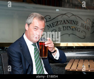 Londra, UK, 26 maggio, 2014. Nigel Farage si gode la sua prima vittoria pinta fuori Nicholson pub, le piume Broadway Street a Londra. Egli andò con il UKIP Team per festeggiare MEP vittoria elettorale Maggio 2014 Credit: Prixpics/Alamy Live News Foto Stock
