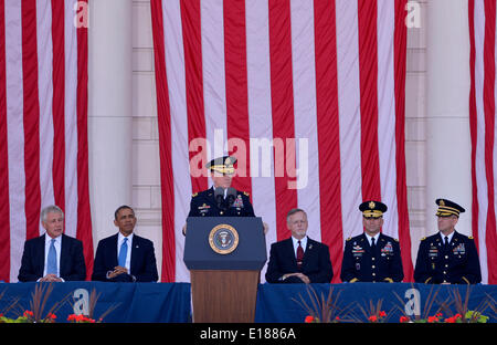 Washington, DC, Stati Uniti d'America. 26 Maggio, 2014. Stati Uniti Il presidente Barack Obama (2 L) e U.S. Il Segretario della Difesa Chuck Hagel (1L) ascolta come presidente del Comune di capi di Stato Maggiore dell Esercito Dempsey Martin (3 L) parla di un Giorno Memoriale della manifestazione presso il Cimitero Nazionale di Arlington, fuori di Washington, DC, Stati Uniti, 26 maggio 2014. Credito: Yin Bogu/Xinhua/Alamy Live News Foto Stock