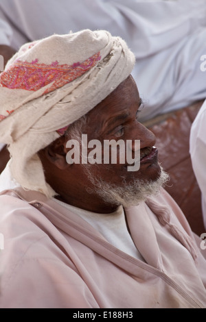 Il vecchio uomo presso gli agricoltori settimanale mercato del bestiame Nizwa Oman Foto Stock