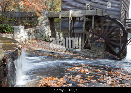 Ruota di acqua su un vecchio di legno Grist Mill Foto Stock