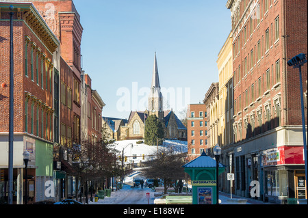 Distretto Centrale di Cumberland MD con una chiesa nel centro. Foto Stock