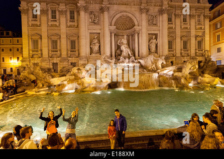 La gente alla Fontana di Trevi di notte, Roma Italia Europa Foto Stock