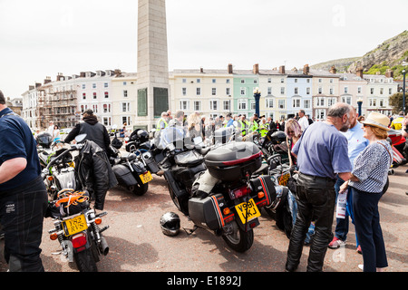 Llandudno, promenade, Conway, Galles,18 Maggio, 2014; i motociclisti in piedi chiacchierando dopo la cerimonia in onore di militari, al memoriale di guerra Foto Stock