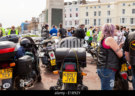 Llandudno, promenade, Conway, Galles,18 maggio 2014 Close up biker femmina e moto ,a Llandudno Memoriale di guerra. Foto Stock