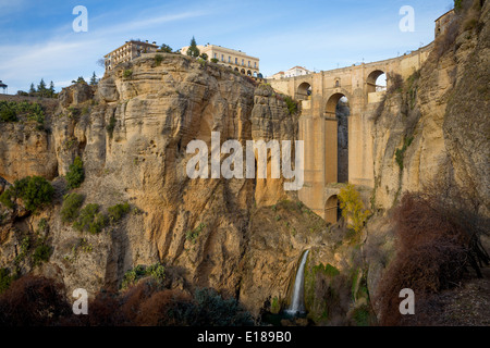 Vista di Ronda e scogliere, Andalucía'a, Spagna Foto Stock