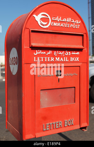 Una casella di posta elettronica ad Abu Dhabi. La cassetta delle lettere è rosso. Foto Stock