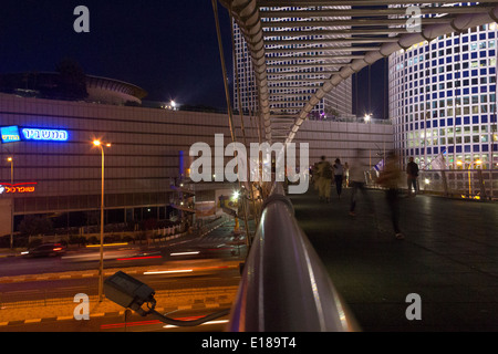 Scena notturna.frammento di edificio moderno attraverso la Skywalk bridge in Tel Aviv .Israele Foto Stock