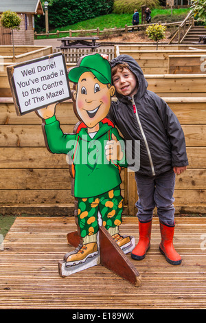 Cinque anni di old boy nel labirinto a Center Parcs resort, Longleat, Inghilterra, Regno Unito. Foto Stock