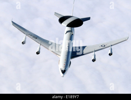 Un US Air Force E-3 Sentry, noto anche come airborne warning e sistema di comando o AWACS, durante una missione di addestramento Febbraio 22, 2013 oltre la Scozia. Foto Stock