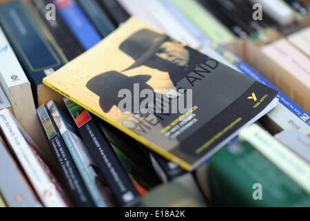 Hay on Wye, Regno Unito. 26 Maggio, 2014. Nella foto: il York note per il GCSE di "Uomini e topi' book redatto da John Steinbeck, un libro che il Ministro dell'istruzione Michael Gove ha deciso di togliere dal Ciriculum. Re: Il Festival di fieno, Hay on Wye, Powys, Wales UK. Credito: D Legakis/Alamy Live News Foto Stock