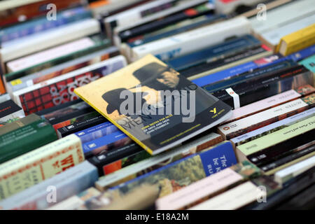 Hay on Wye, Regno Unito. 26 Maggio, 2014. Nella foto: il York note per il GCSE di "Uomini e topi' book redatto da John Steinbeck, un libro che il Ministro dell'istruzione Michael Gove ha deciso di togliere dal Ciriculum. Re: Il Festival di fieno, Hay on Wye, Powys, Wales UK. Credito: D Legakis/Alamy Live News Foto Stock