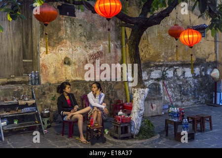 Due giovani donne seduto in un bar in una delle strade della città vecchia Foto Stock
