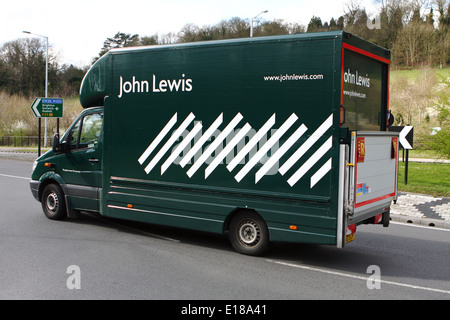 Un John Lewis carrello viaggia intorno ad una rotonda a Coulsdon, Surrey, Inghilterra Foto Stock