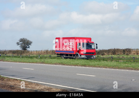 Una forza di pacchi carrello che viaggia lungo la A417 a doppia carreggiata in Cotswolds, Inghilterra Foto Stock
