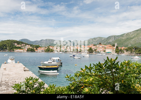 Il Lungomare, Cavtat, con barche ormeggiate sulla baia, Croazia, Europa Foto Stock