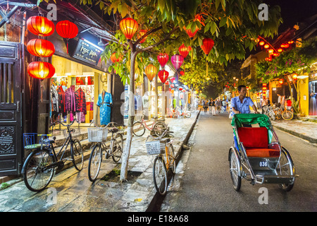 Le Loi Street, una delle principali della città, illuminato da lampioncini Foto Stock